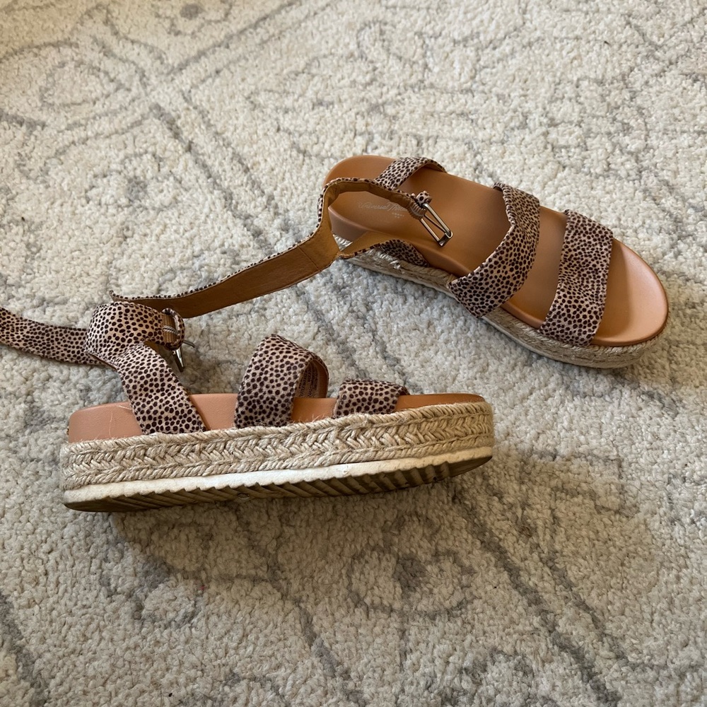 universal thread platform sandals